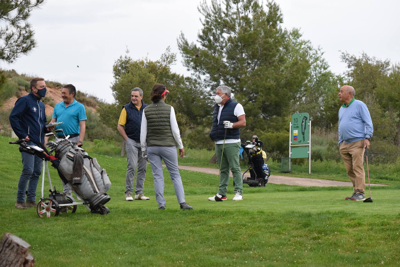 Los participantes en el torneo Bodegas Altanza de la Liga de Golf y Vino disfrutaron de un gran día de gol en El Campo de Logroño.