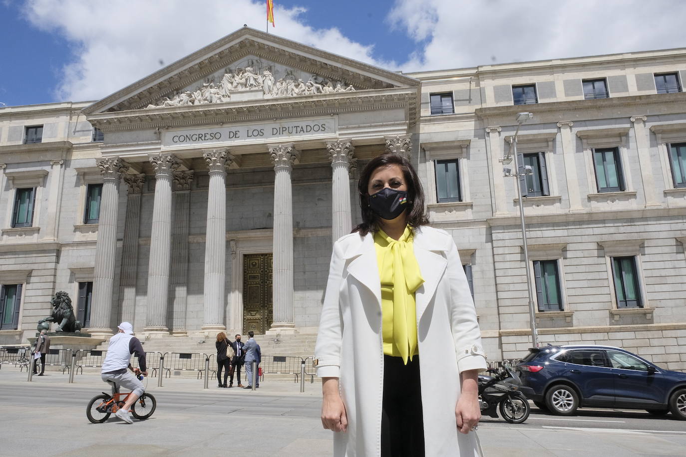 La presidenta Concha Andreu, junto al Congreso. 