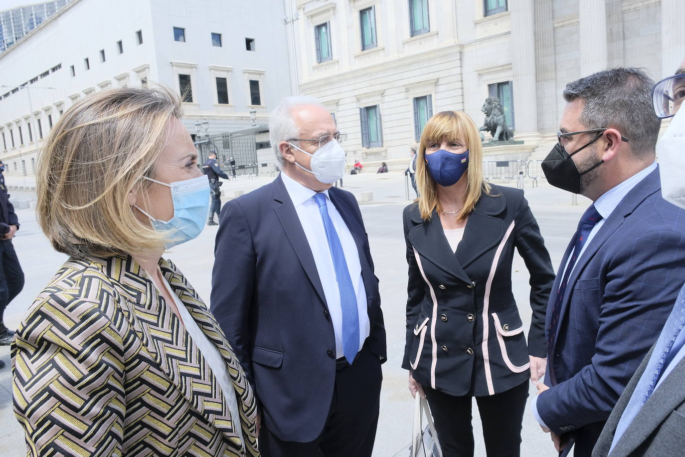 Gamarra, Ceniceros, González y Merino, en el exterior del Congreso.