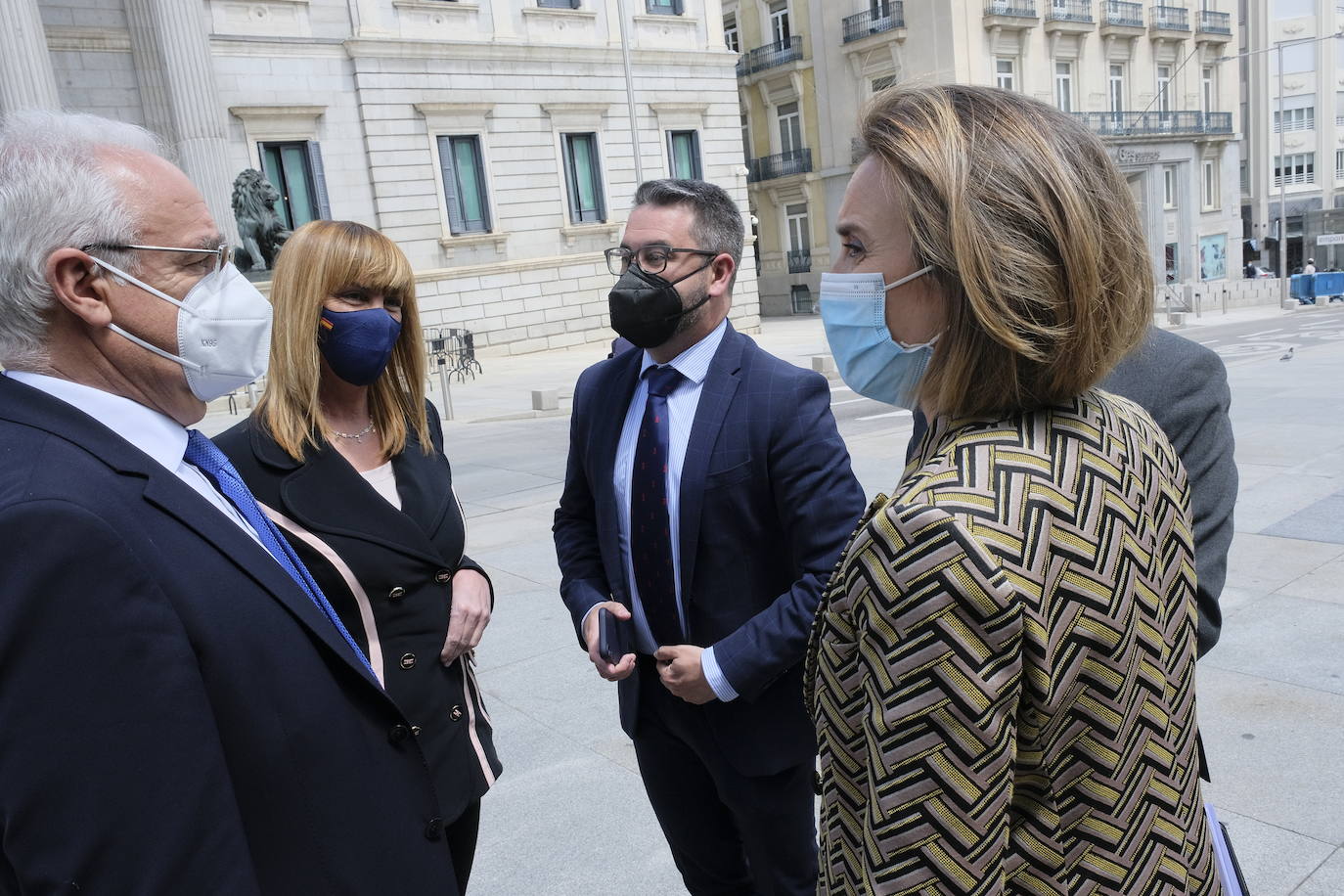 Los populares Ceniceros, González, Merino y Gamarra en el exterior del Congreso.