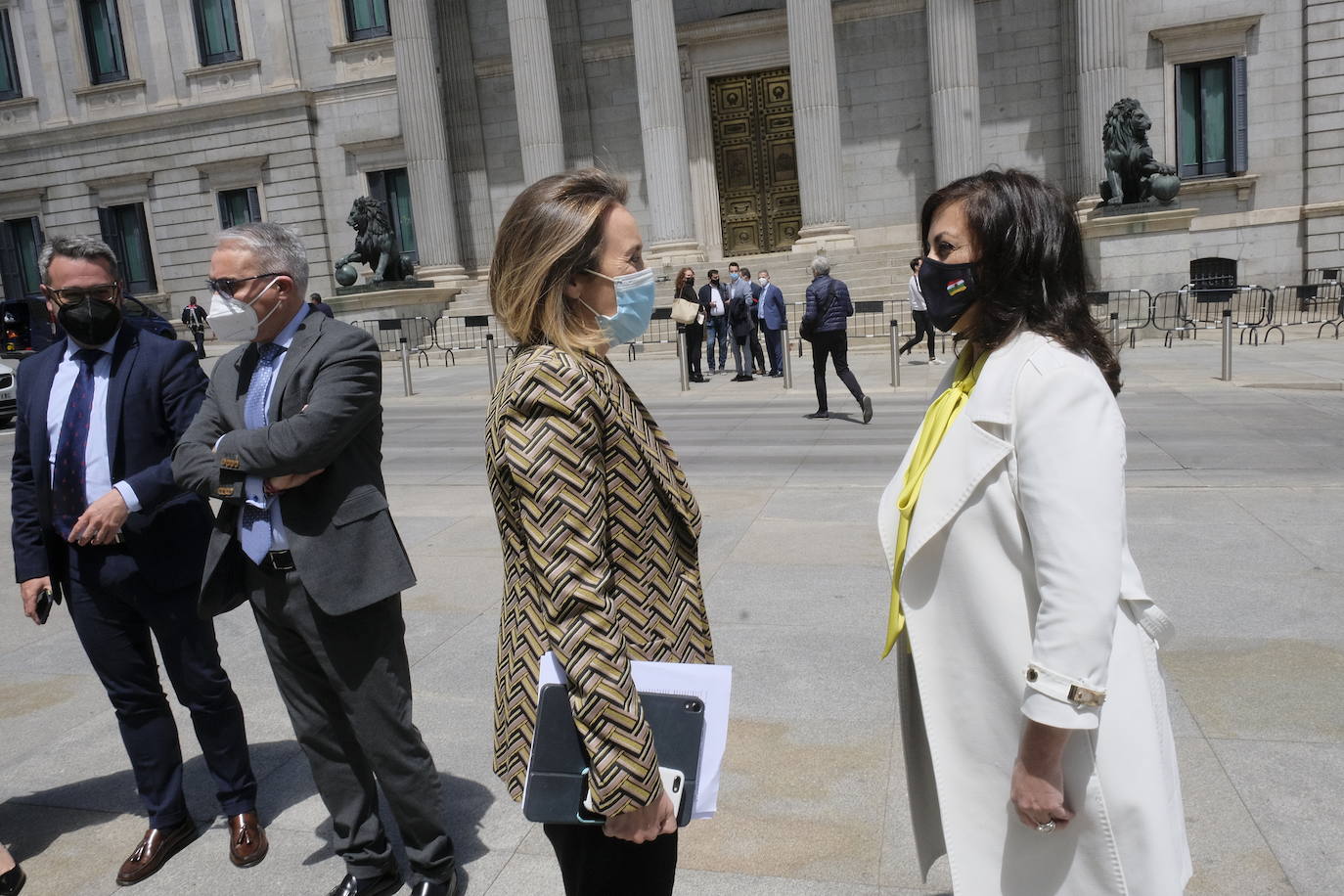 Gamarra y Andreu conversan en las inmediaciones del Congreso.