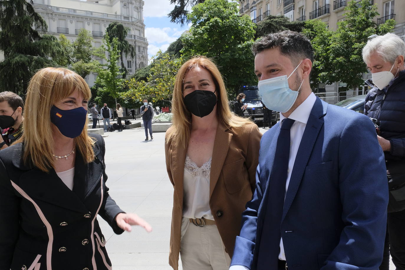 Representantes riojanos a las puertas del Congreso. 