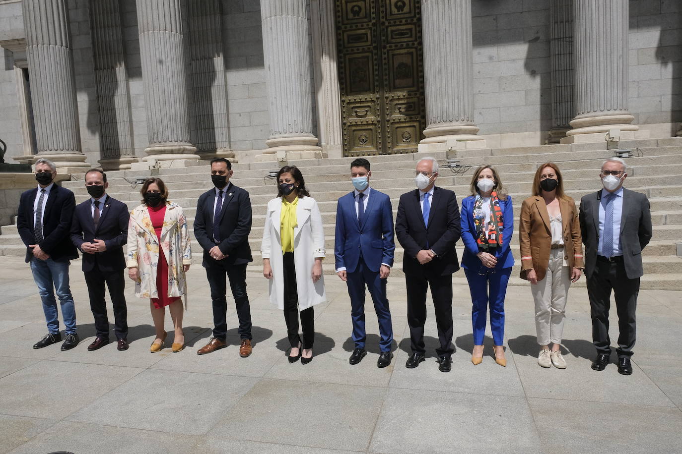 Representantes riojanos a las puertas del Congreso. 