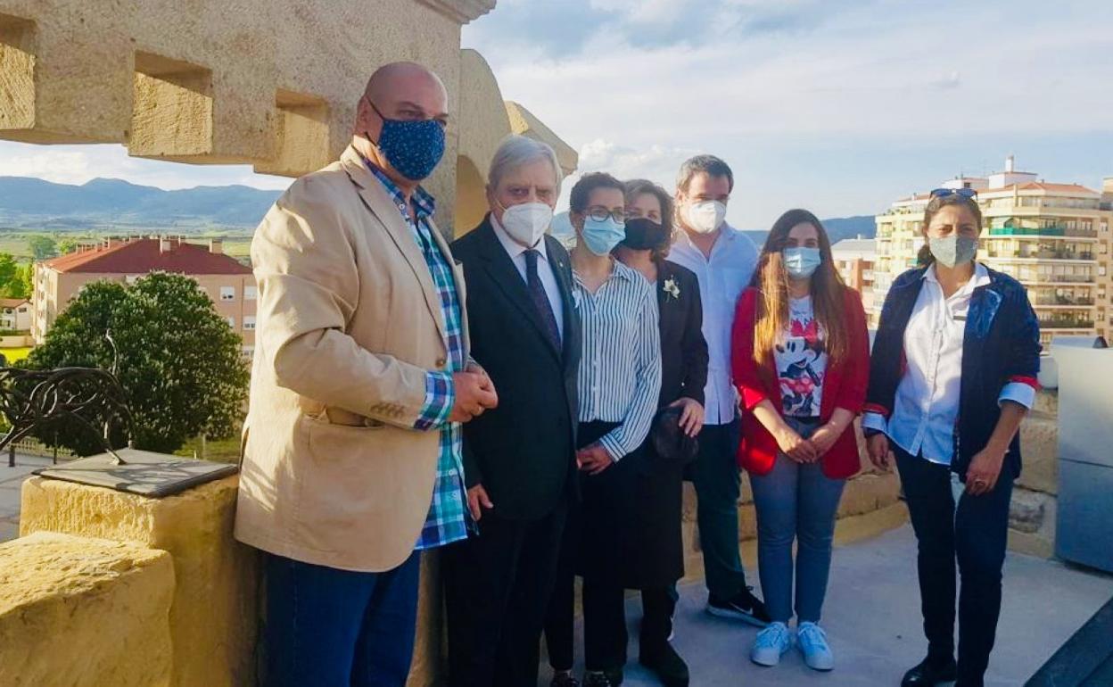 Antonio Briones, segundo por la izquierda, junto a la alcaldesa de Haro y los concejales de Educación y Cultura. 