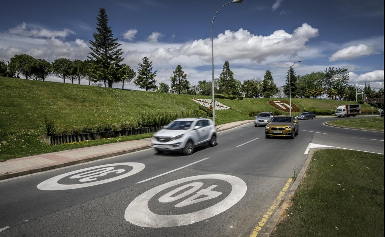 Señales horizontales con las nuevos límites de velocidad en la calle Portillejo de Logroño. 