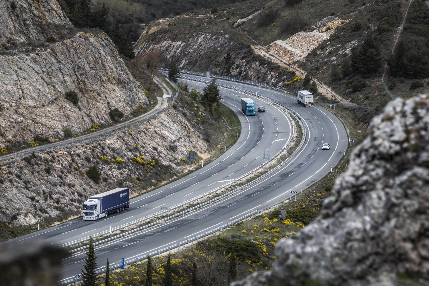 Camiones circulando por la AP-68, en el término de Haro. 