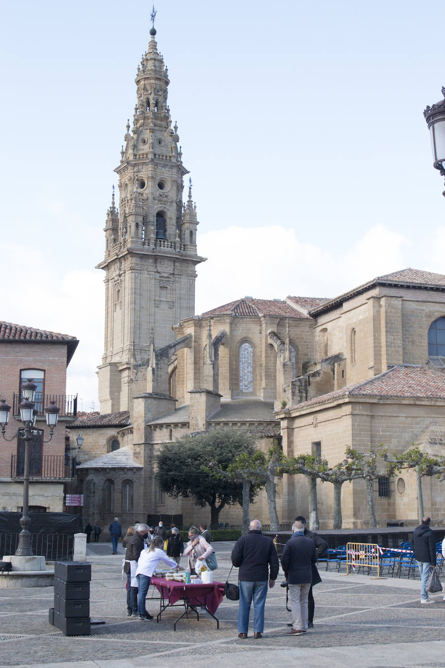 Reparto del Almuerzo del Santo, en la festividad de Santo Domingo de la Calzada