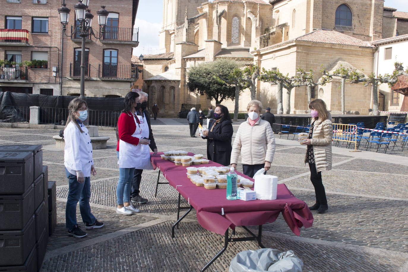 Reparto del Almuerzo del Santo, en la festividad de Santo Domingo de la Calzada