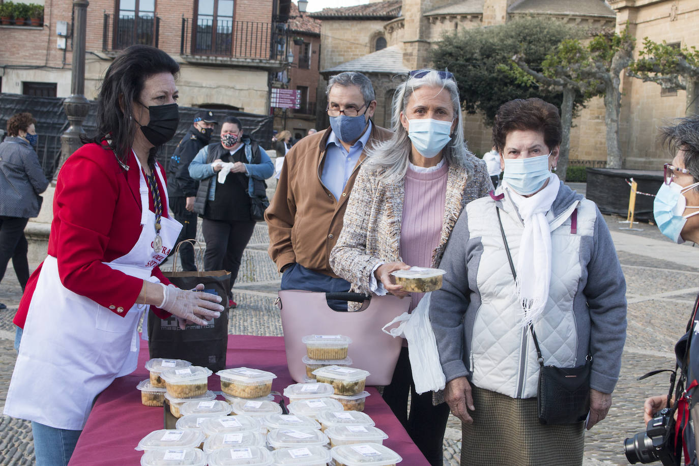 Reparto del Almuerzo del Santo, en la festividad de Santo Domingo de la Calzada