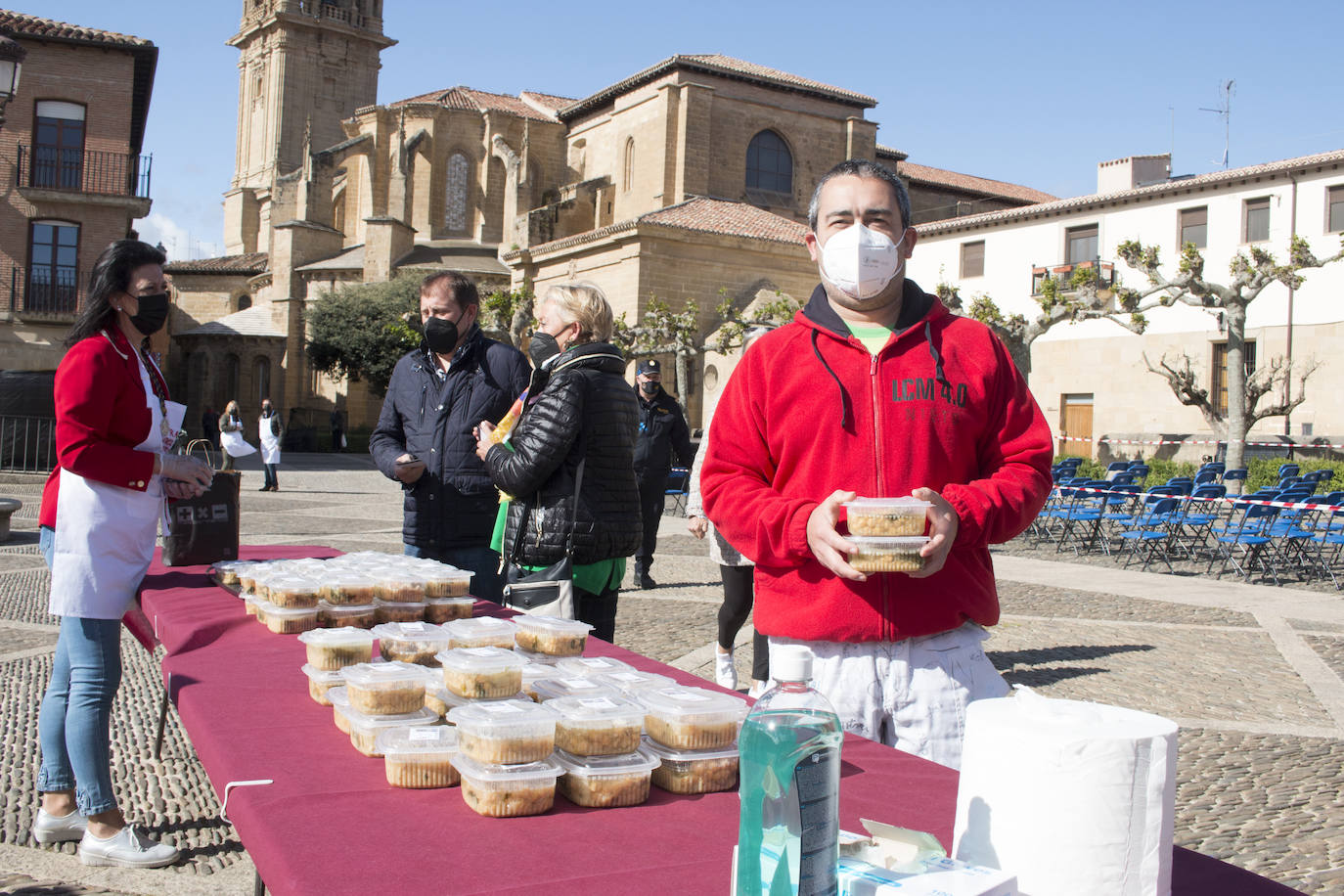 Reparto del Almuerzo del Santo, en la festividad de Santo Domingo de la Calzada