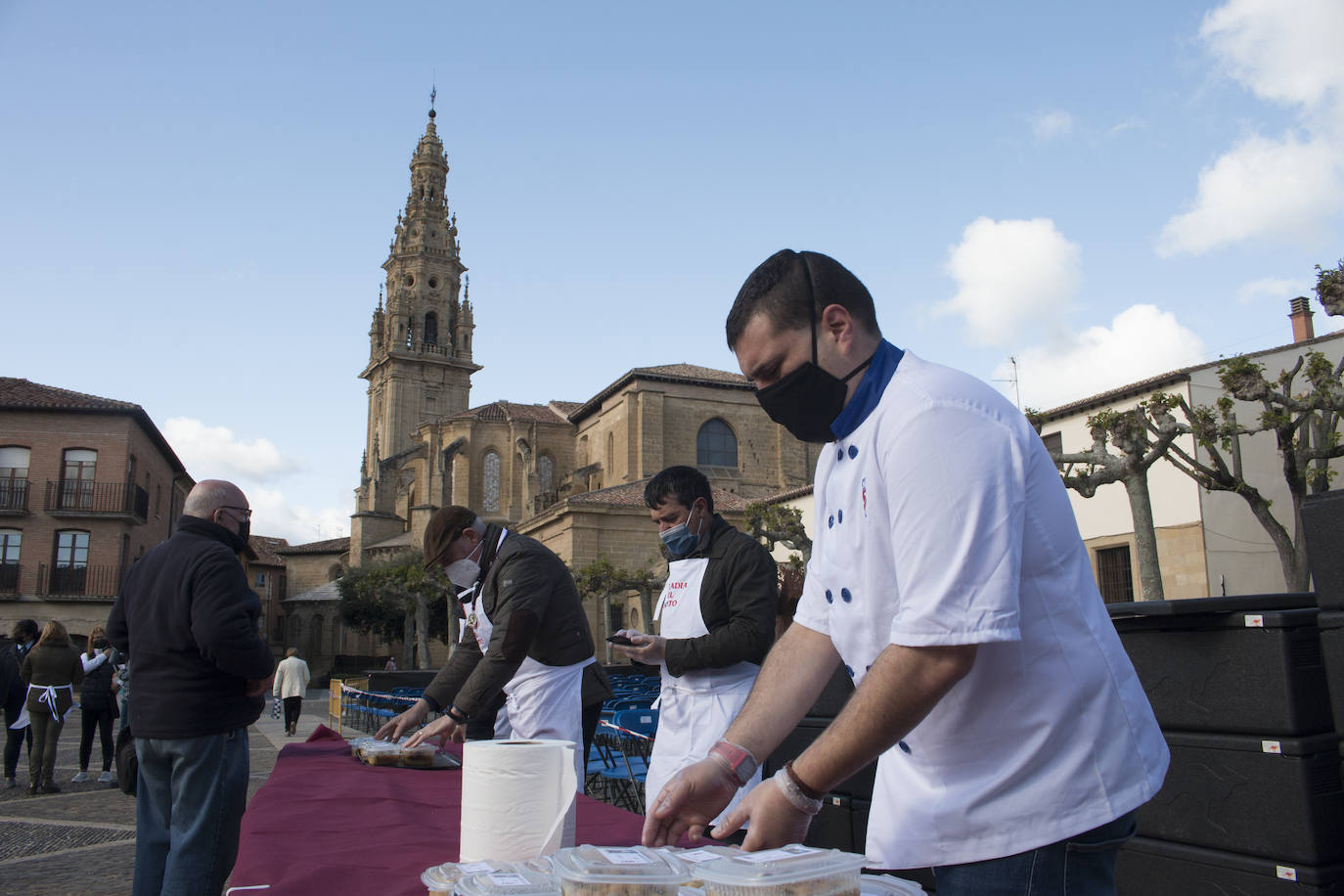 Reparto del Almuerzo del Santo, en la festividad de Santo Domingo de la Calzada