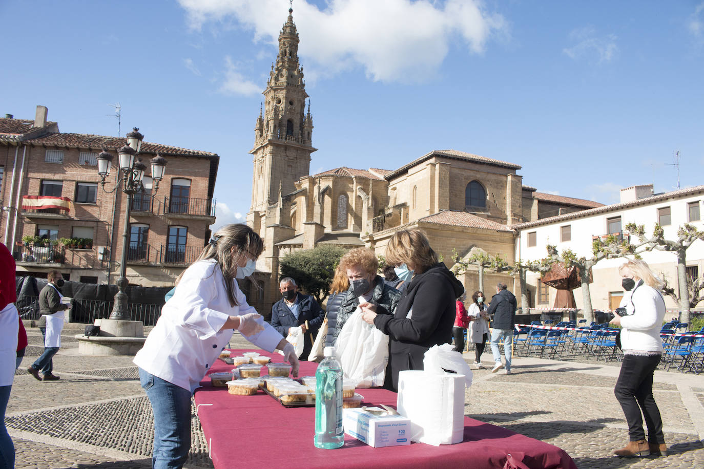 Reparto del Almuerzo del Santo, en la festividad de Santo Domingo de la Calzada