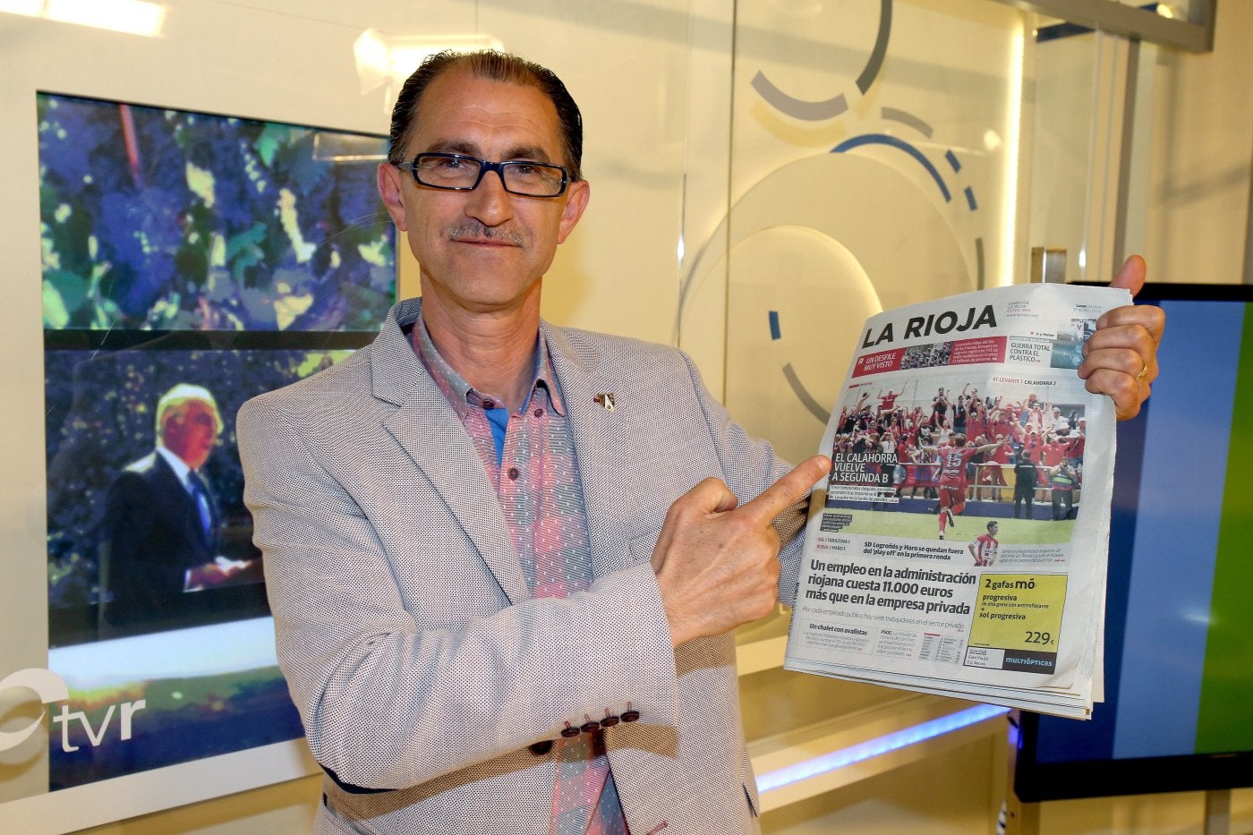 Tomás Lorente, presidente del Calahorra, hace tres años con el periódico del ascenso a Segunda B. 