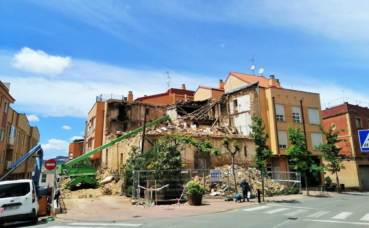 La Casa de los Monjes, en el número 6 de la avenida de Cameros de Villamediana de Iregua, derribada parcialmente al mediodía de ayer. 