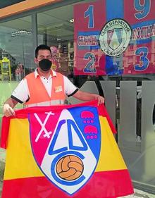 Imagen secundaria 2 - Teo y Juanjo con la bandera de Crianza en la tienda Multiocio; Los jugadores del Calahorra B Parada, Bonilla, Jules, Omar y Jesús del Amo vieron el partido en casa; y Javier apoyando en la gasolinera de La Planilla.