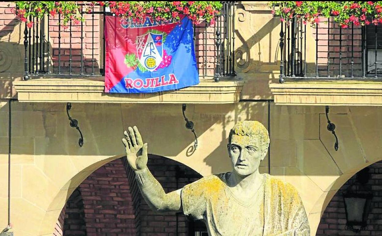 Bandera rojilla en el Ayuntamiento, tras la estatua de Quintiliano.