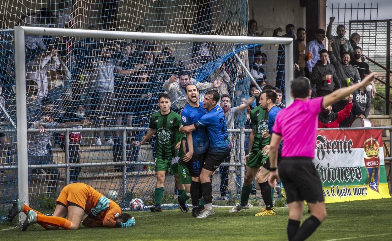 Íñigo, a la derecha, autor de tres goles ayer. Jon celebra el gol que marcó ayer para el Agoncillo y que supuso el empate. 