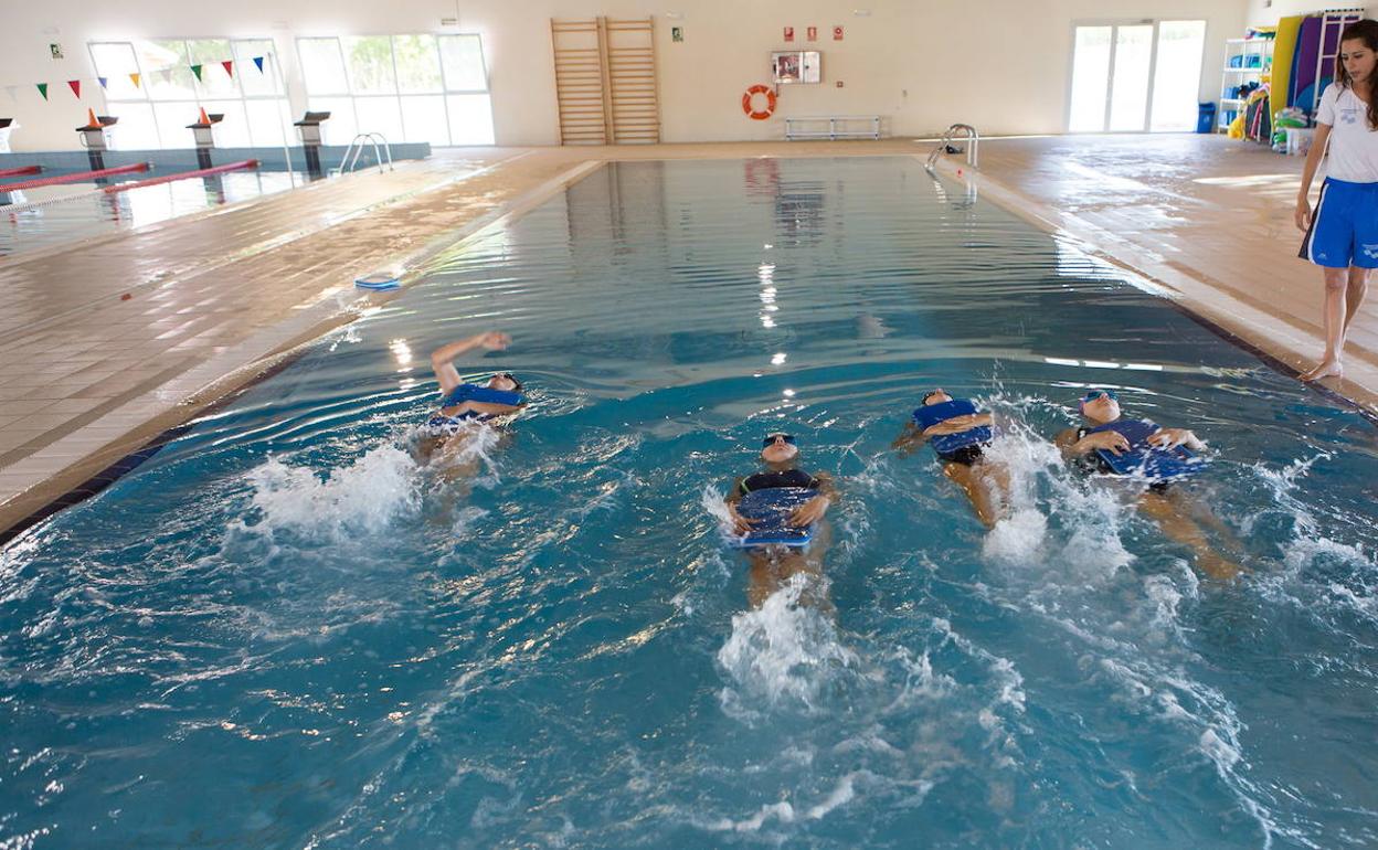 Foto de archivo de un curso de natación. 