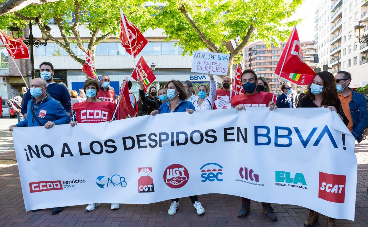 La protesta se desarrolló en El Espolón, frente a la sede del banco. 