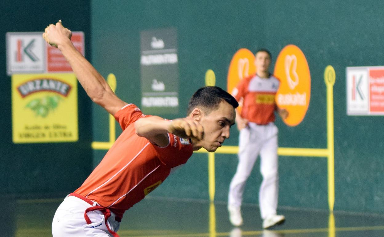 Javier Zabala prepara su zurda para golpear la pelota. 