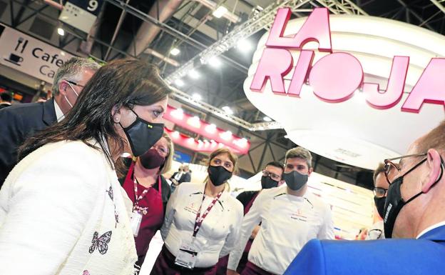 La presidenta del Gobierno de La Rioja, Concha Andreu, visita el stand de la comunidad autónoma en la feria y saluda a sus trabajadores. 