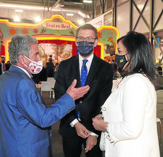 Revilla, Núñez Feijóo y Andreu, en FITUR. 