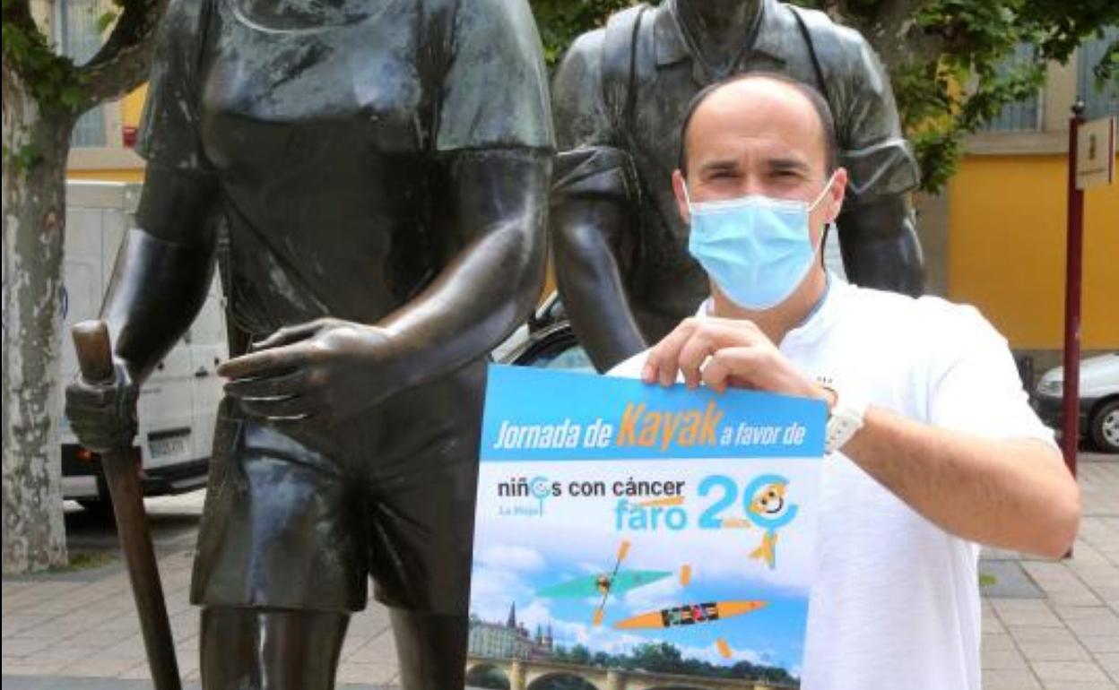 Jorge Maza, ayer con el cartel de la convocatoria. 