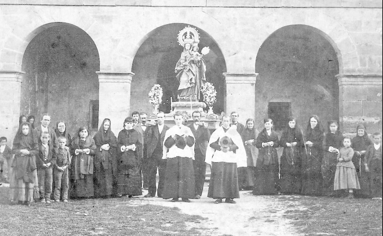 Hasta finales de mayo, se puede contemplar en los soportales del pueblo una colección de instantáneas que muestran cómo eran los pedrosiños 