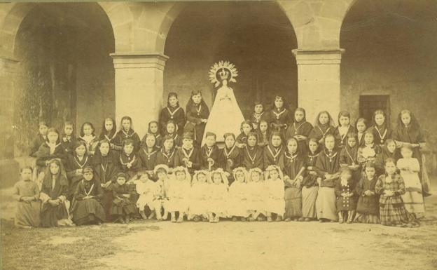 Imagen principal - Las mujeres de Pedroso con sus medallones y las niñas de Primera Comunión. Danzadores, a principios del siglo XX, y bailando los troqueaos, que se han recuperado en el folclore local.