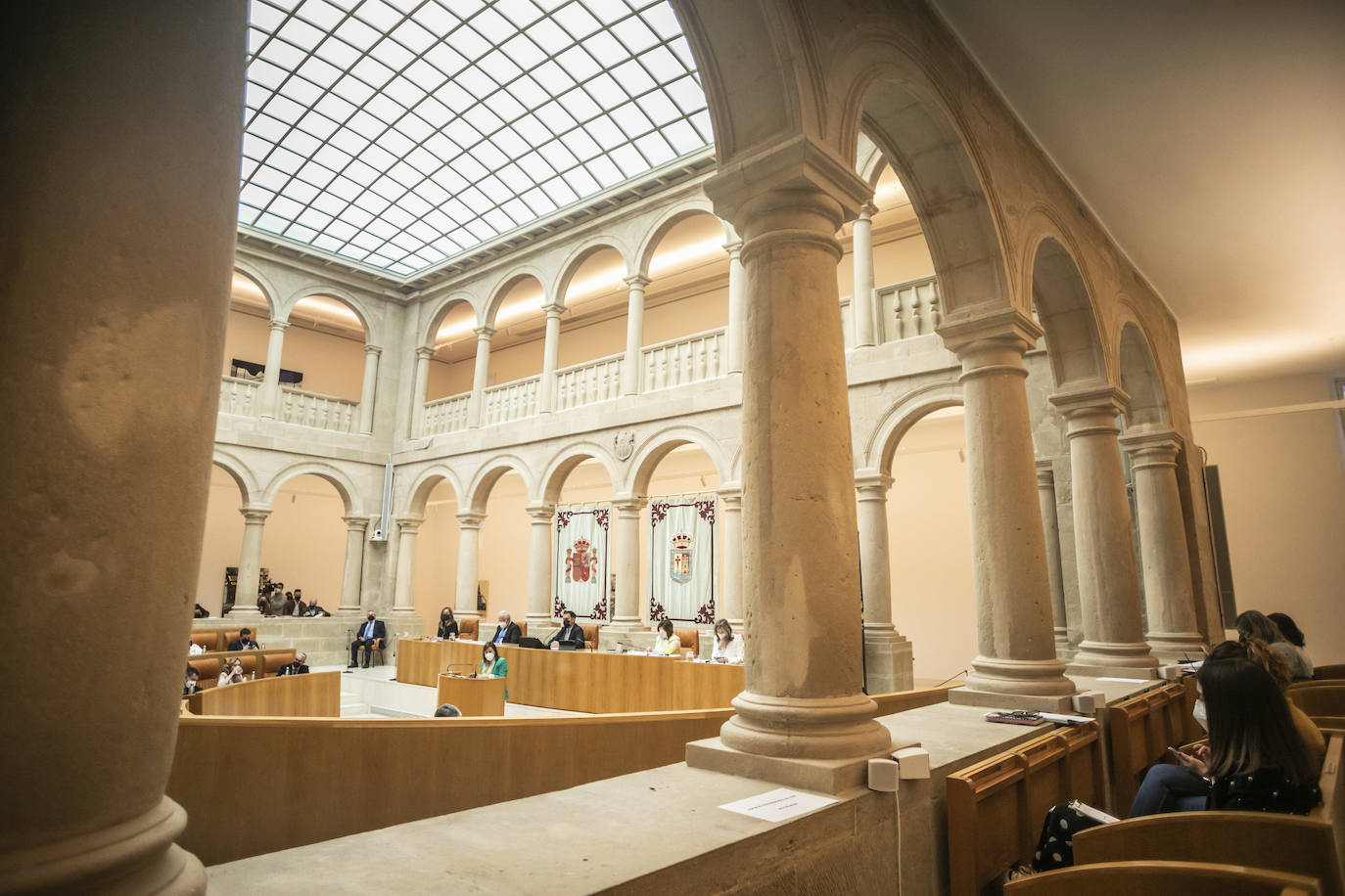 Fotos: Encuentros y gestos en el Pleno del Parlamento de La Rioja