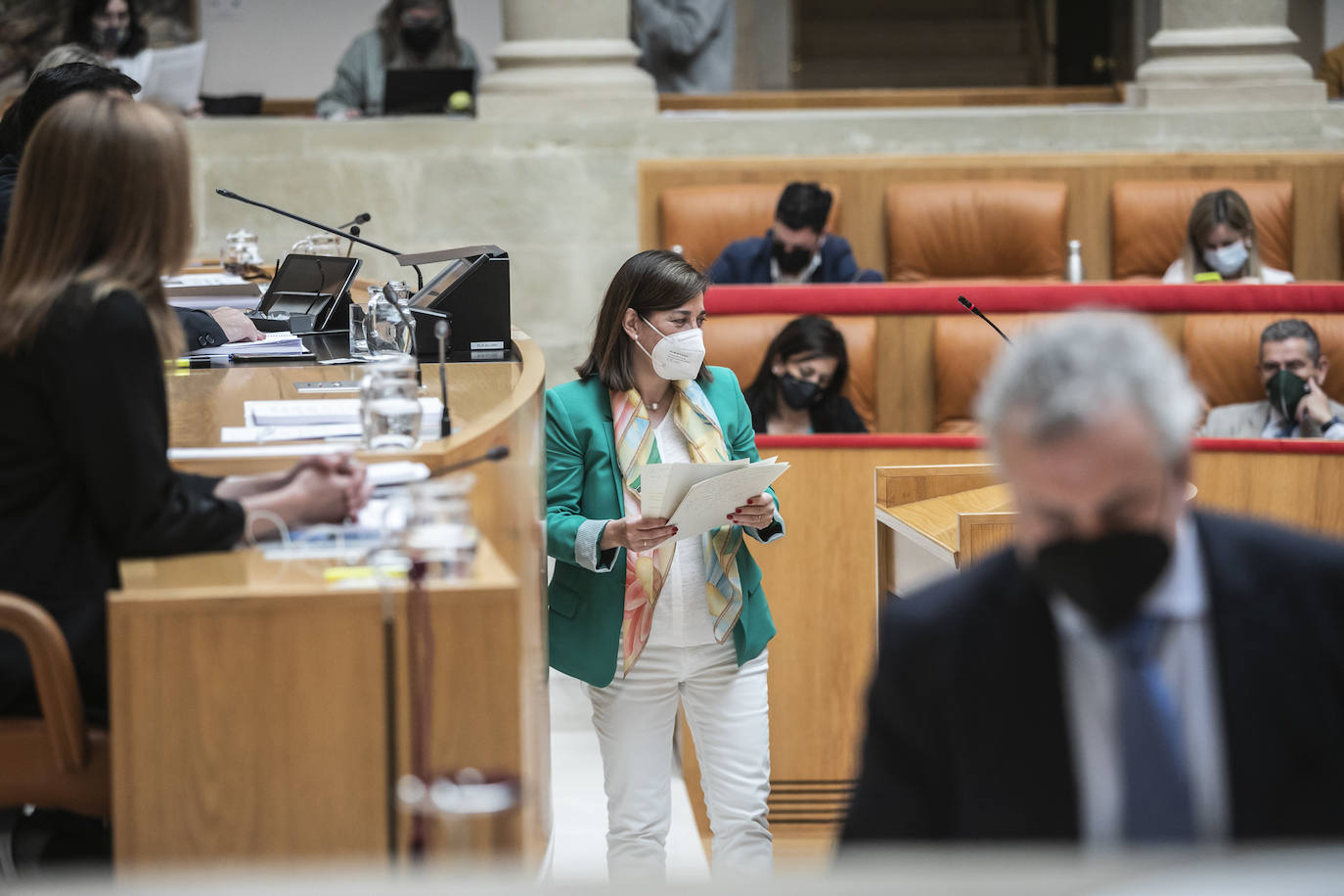 Fotos: Encuentros y gestos en el Pleno del Parlamento de La Rioja