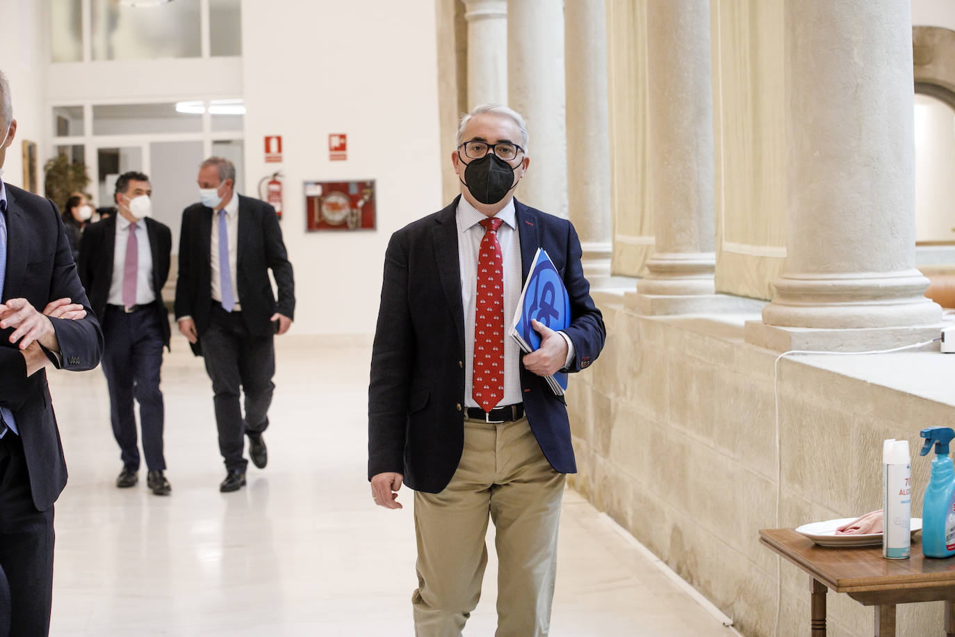 Fotos: Encuentros y gestos en el Pleno del Parlamento de La Rioja