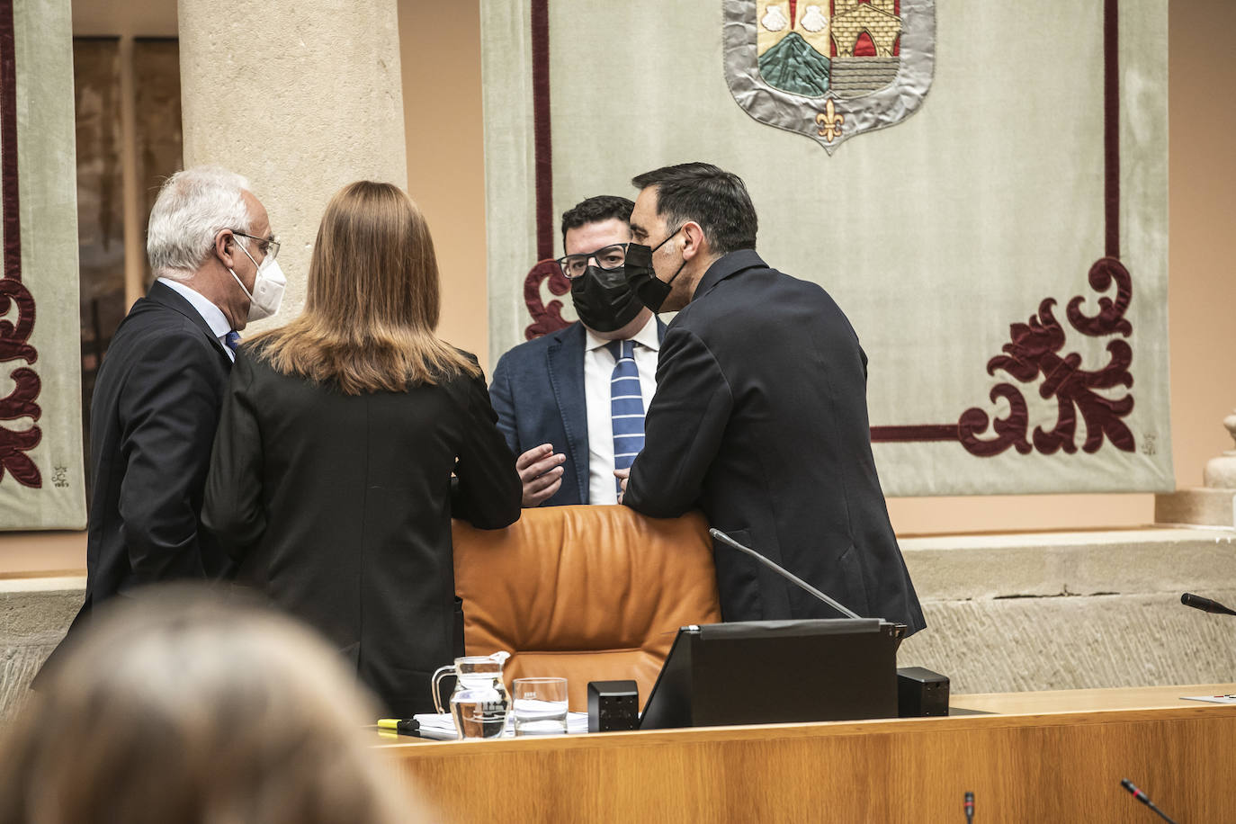 Fotos: Encuentros y gestos en el Pleno del Parlamento de La Rioja