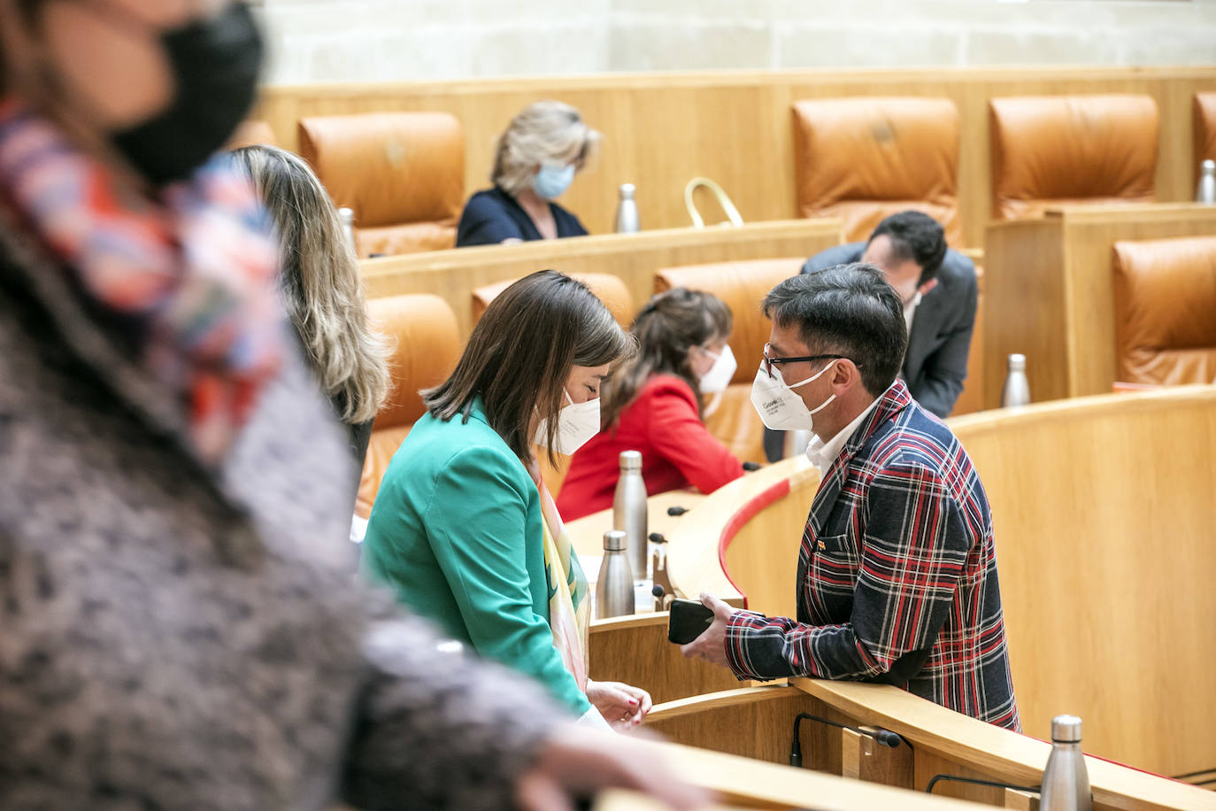 Fotos: Encuentros y gestos en el Pleno del Parlamento de La Rioja