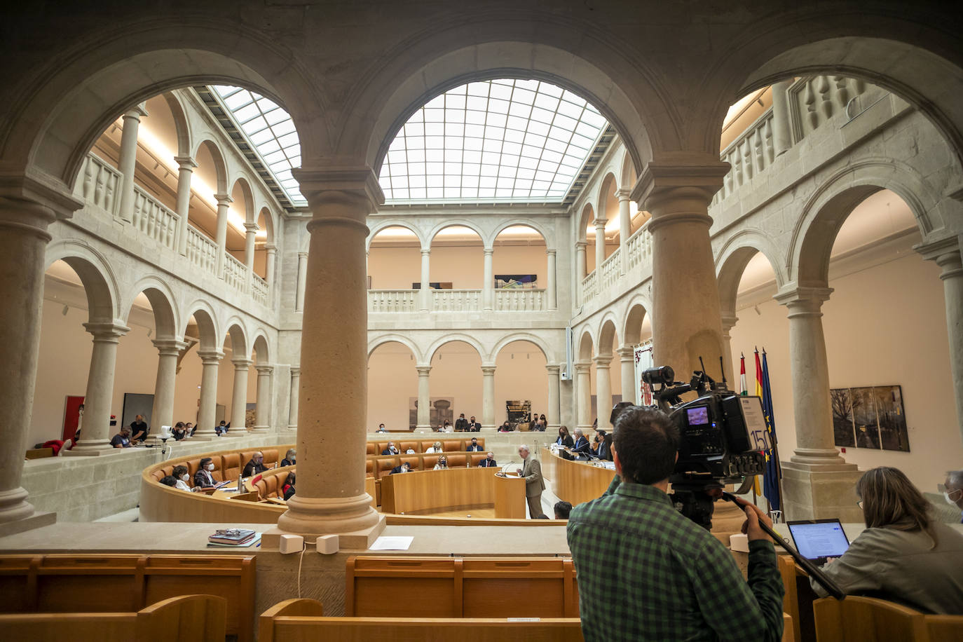 Fotos: Encuentros y gestos en el Pleno del Parlamento de La Rioja