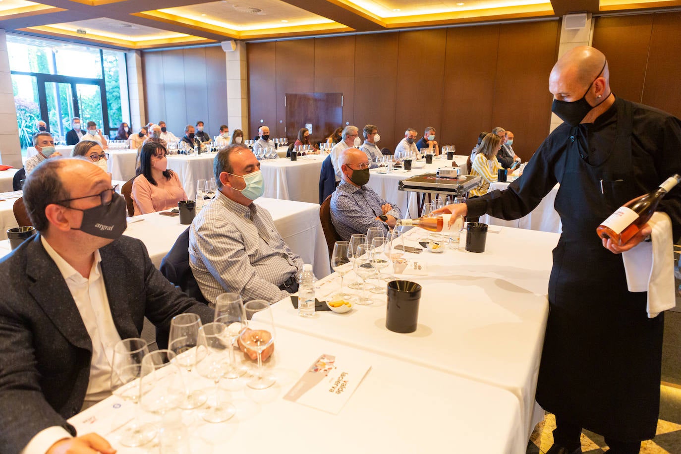 Bodegas Valdelacierva presentó anoche en los salones del Restaurante Delicatto la colección casi completa de sus elaboraciones de Rioja para el club de catas de lomejordelvinoderioja.com