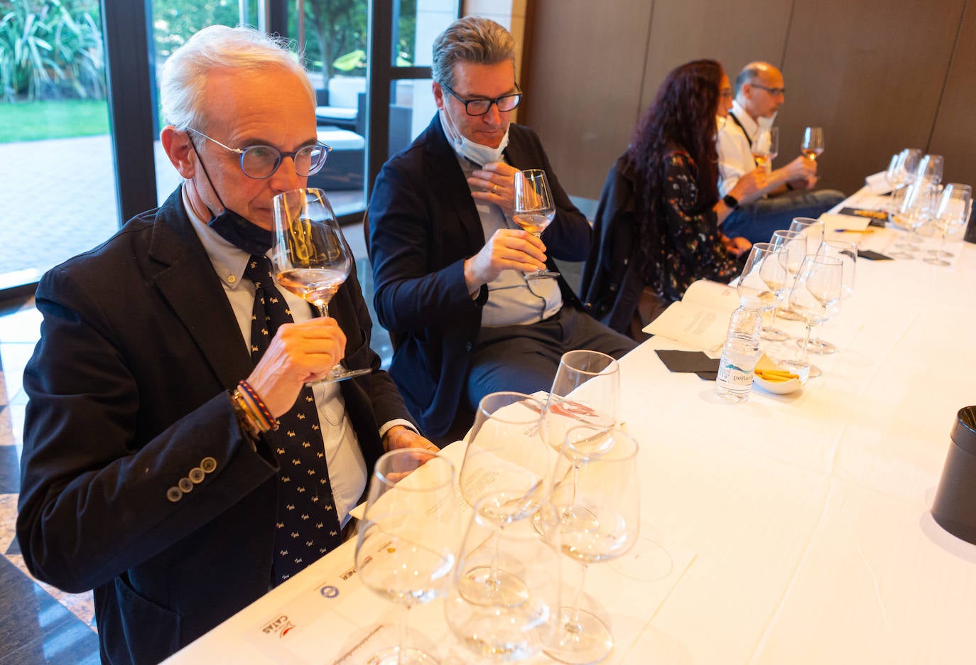 Bodegas Valdelacierva presentó anoche en los salones del Restaurante Delicatto la colección casi completa de sus elaboraciones de Rioja para el club de catas de lomejordelvinoderioja.com