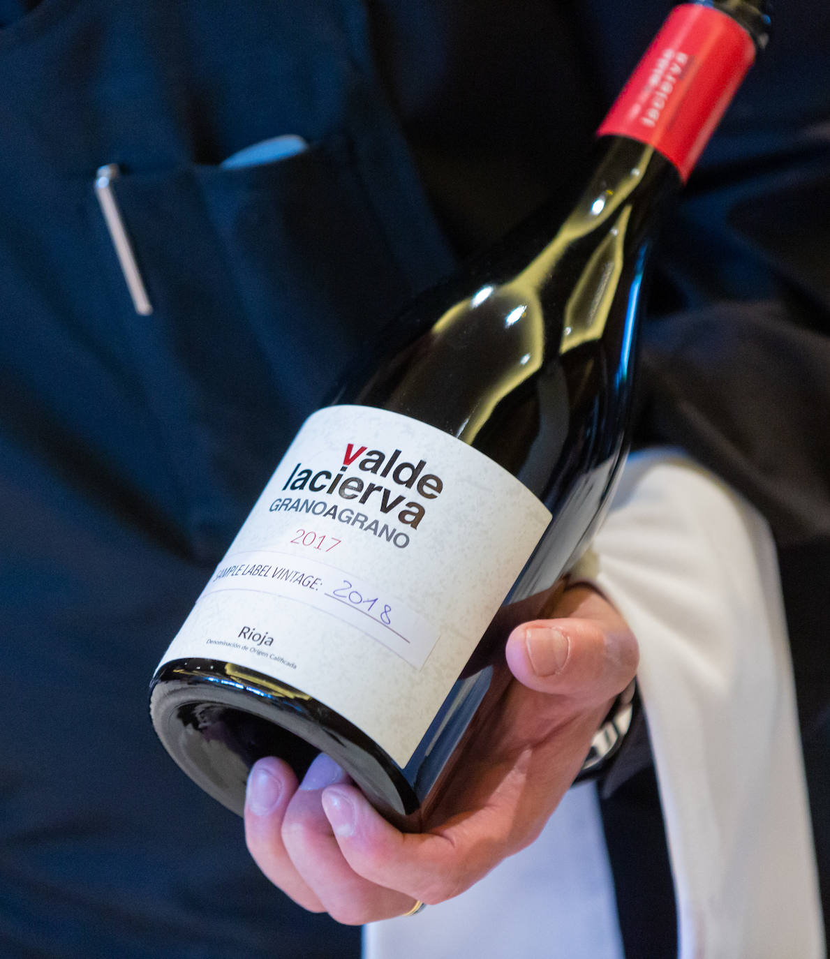 Bodegas Valdelacierva presentó anoche en los salones del Restaurante Delicatto la colección casi completa de sus elaboraciones de Rioja para el club de catas de lomejordelvinoderioja.com