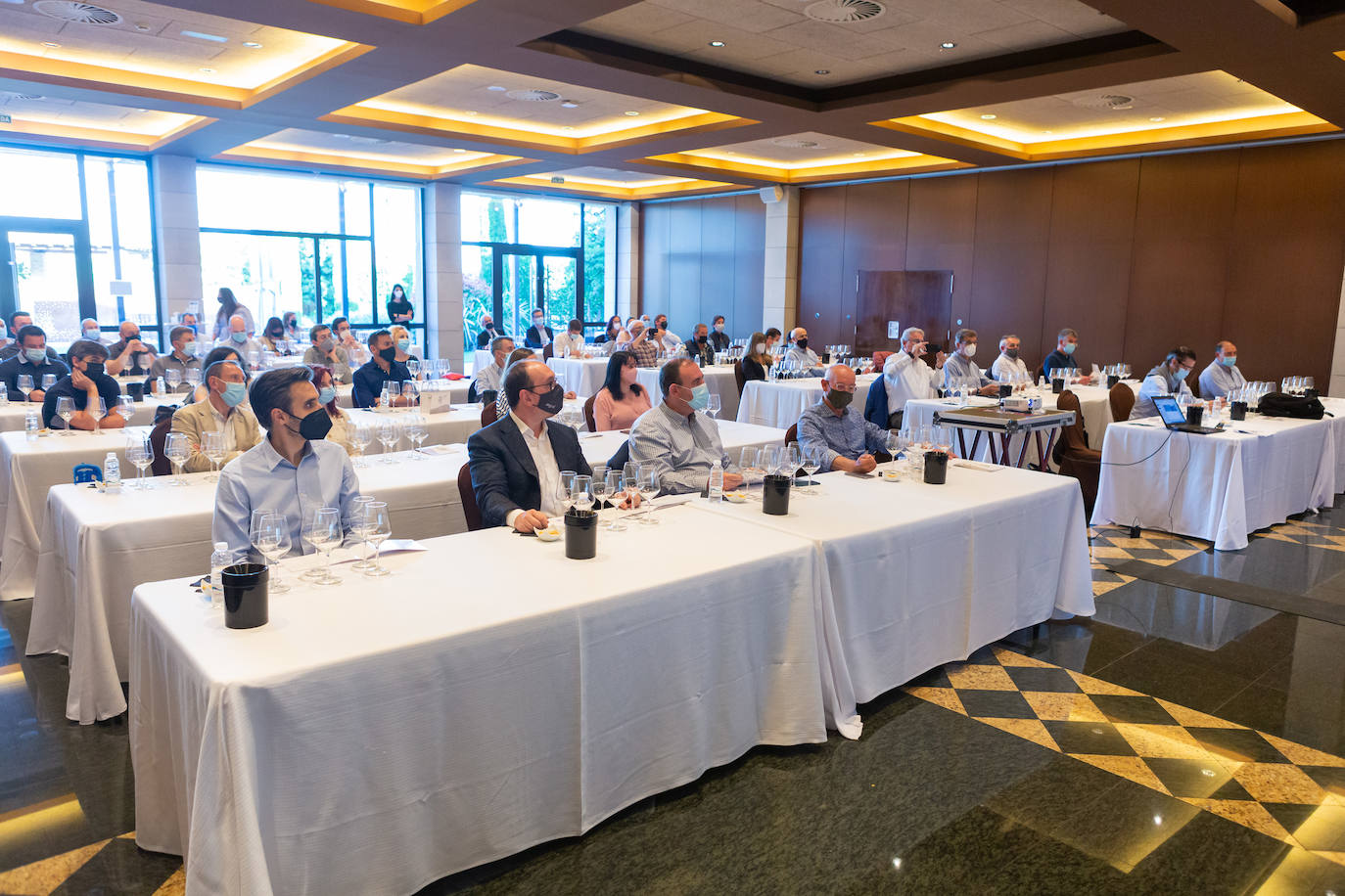 Bodegas Valdelacierva presentó anoche en los salones del Restaurante Delicatto la colección casi completa de sus elaboraciones de Rioja para el club de catas de lomejordelvinoderioja.com