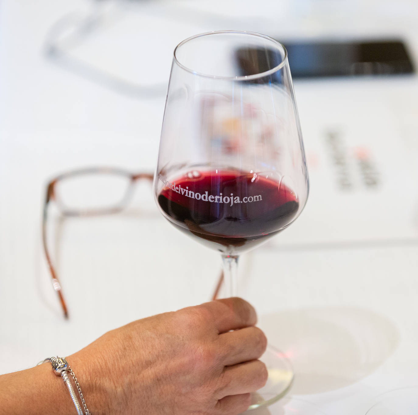 Bodegas Valdelacierva presentó anoche en los salones del Restaurante Delicatto la colección casi completa de sus elaboraciones de Rioja para el club de catas de lomejordelvinoderioja.com