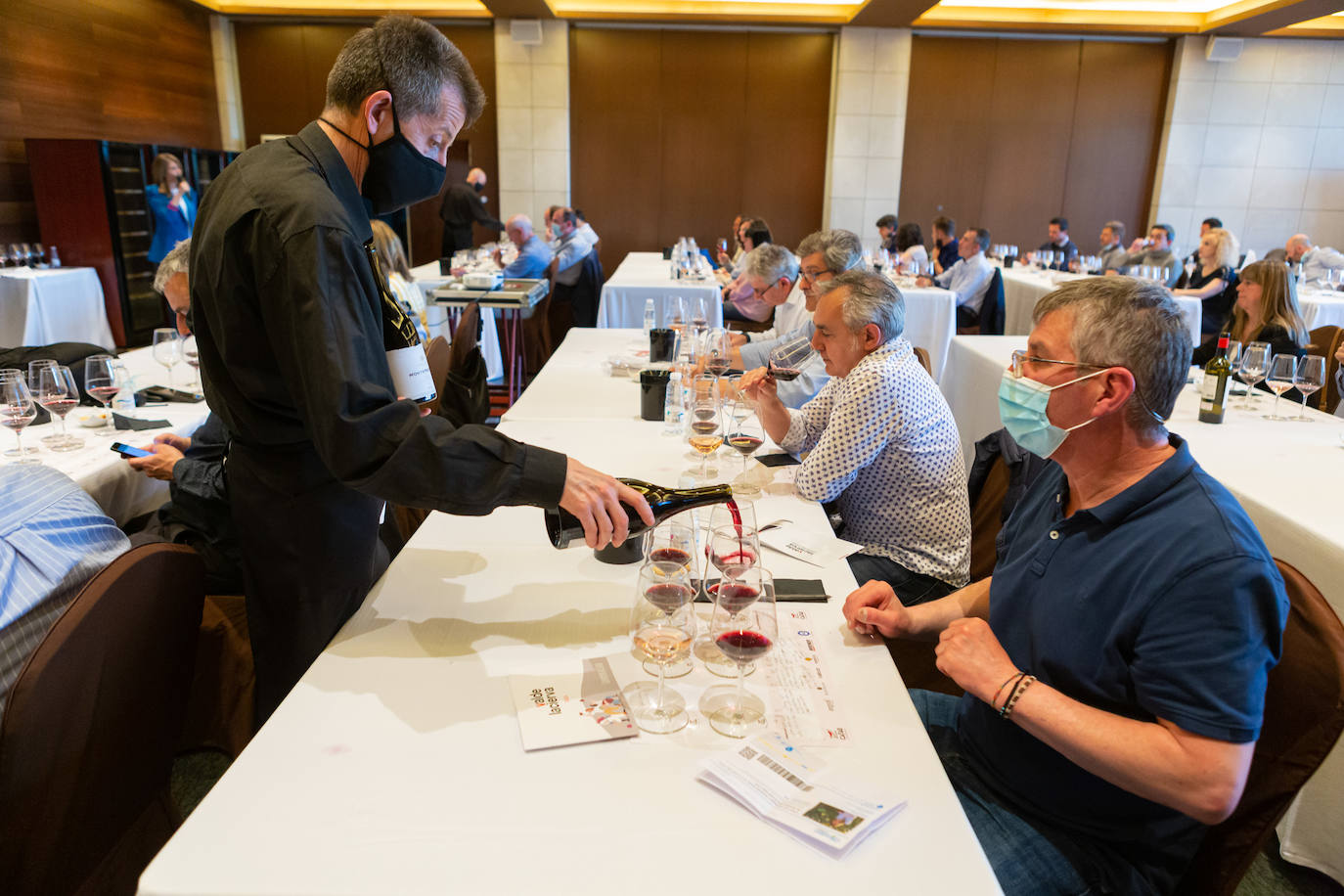 Bodegas Valdelacierva presentó anoche en los salones del Restaurante Delicatto la colección casi completa de sus elaboraciones de Rioja para el club de catas de lomejordelvinoderioja.com