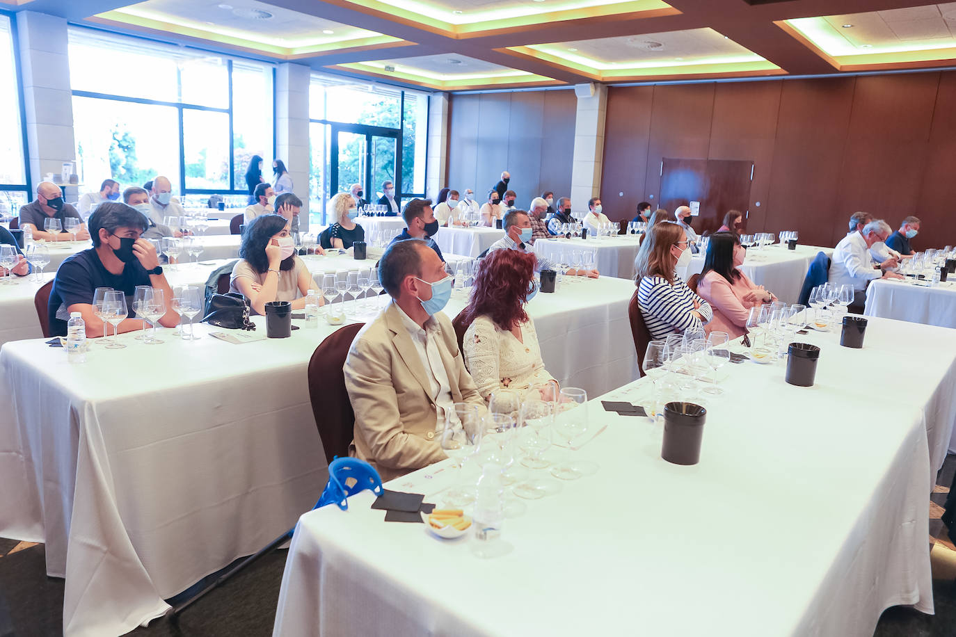 Bodegas Valdelacierva presentó anoche en los salones del Restaurante Delicatto la colección casi completa de sus elaboraciones de Rioja para el club de catas de lomejordelvinoderioja.com