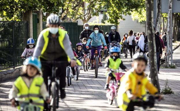 Alumnos del Caballero se dirigen hacia su cole en bici. 