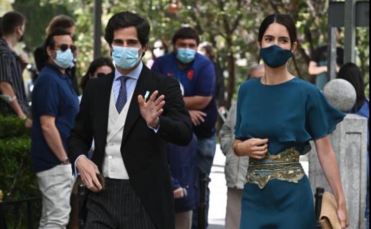 Fernando Fitz-James Stuart y Sofía Palazuelo, a su llegada este sábado al Palacio de Liria donde hoy se celebra la boda entre el hijo pequeño del duque de Alba, Carlos Fitz-James Stuart, y Belén Corsini