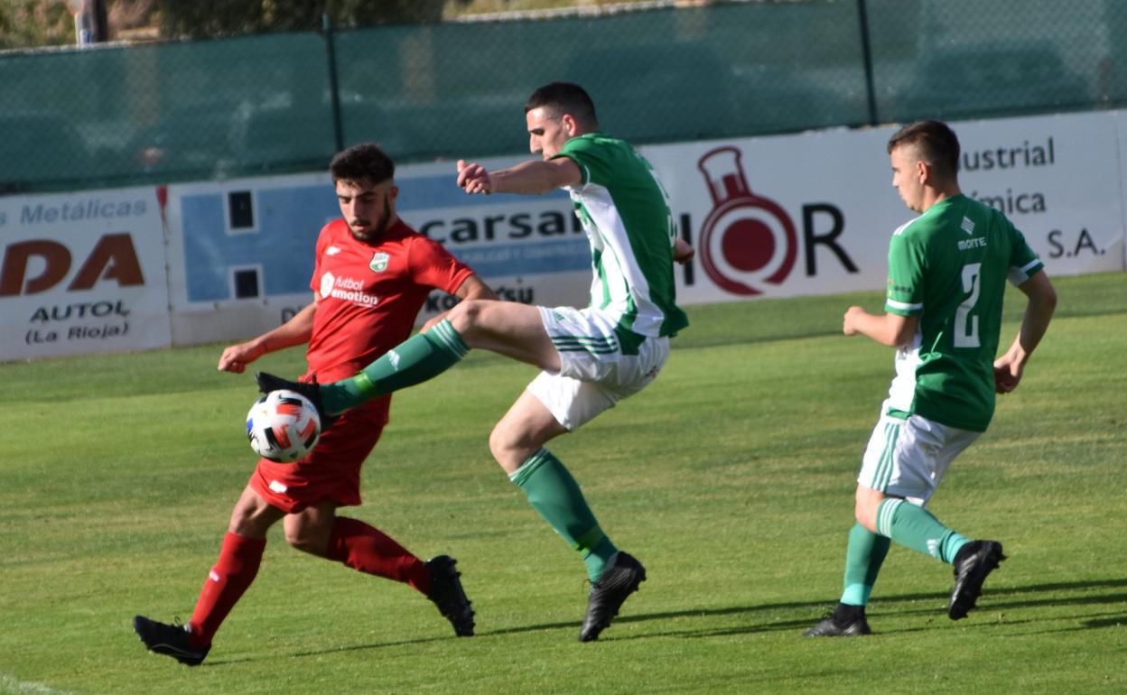 Juan corta un balón dirigido a Azofra, que ayer firmó dos goles. 