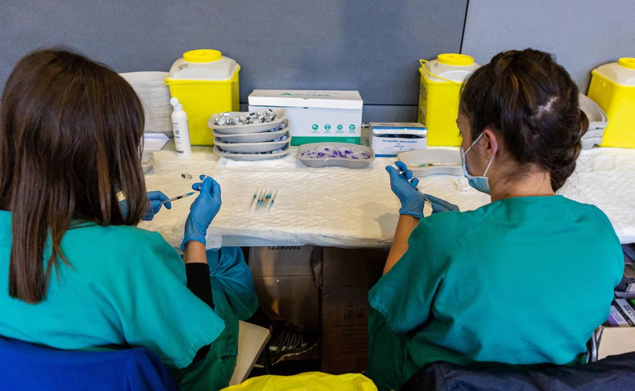 Dos sanitarias preparan vacunas en el Riofafórum. 