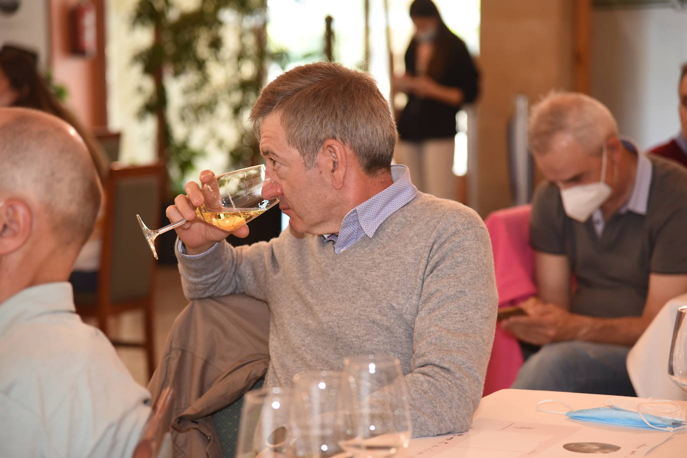 Los participantes el el torneo Bodegas Marco Real de la Liga de Golf y Vino disfrutaron de una cata de vinos tras la jornada de juego.