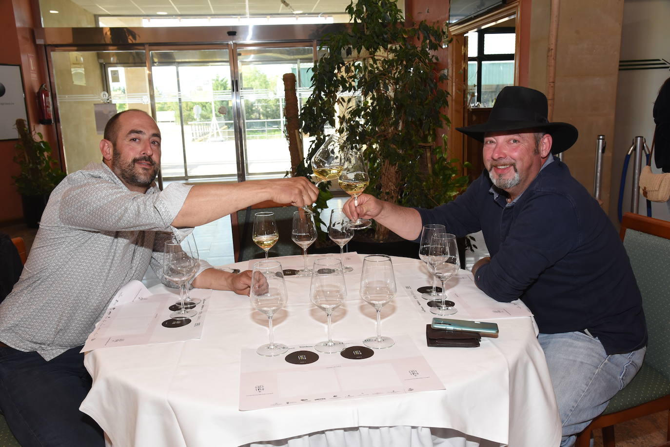 Los participantes el el torneo Bodegas Marco Real de la Liga de Golf y Vino disfrutaron de una cata de vinos tras la jornada de juego.