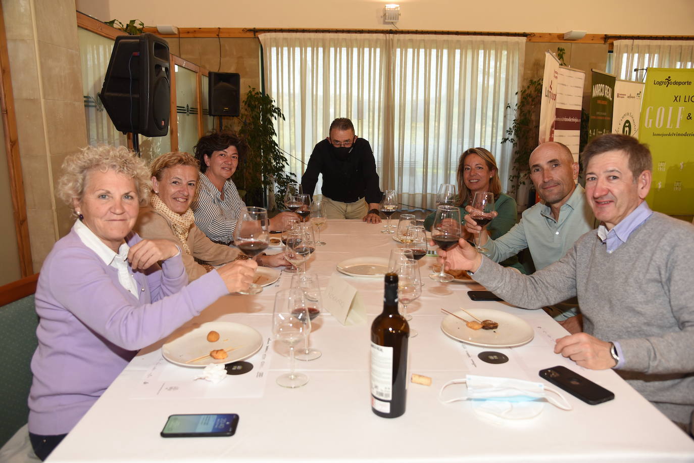 Los participantes el el torneo Bodegas Marco Real de la Liga de Golf y Vino disfrutaron de una cata de vinos tras la jornada de juego.