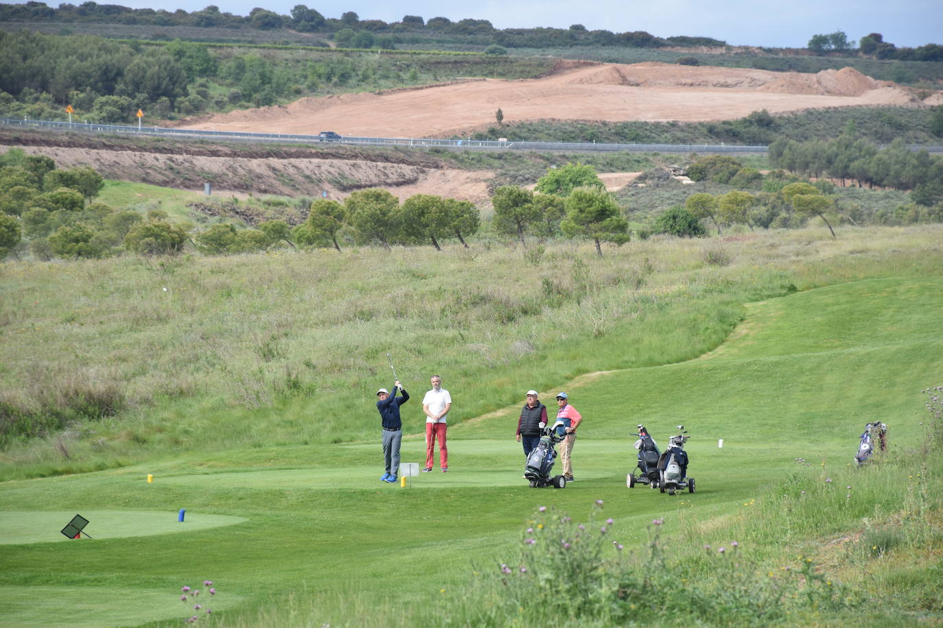 Los participantes el el torneo Bodegas Marco Real de la Liga de Golf y Vino disfrutaron de un gran día de golf en El Campo de Logroño.